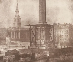 Die Nelson-Säule auf dem Trafalgar Square im Bau